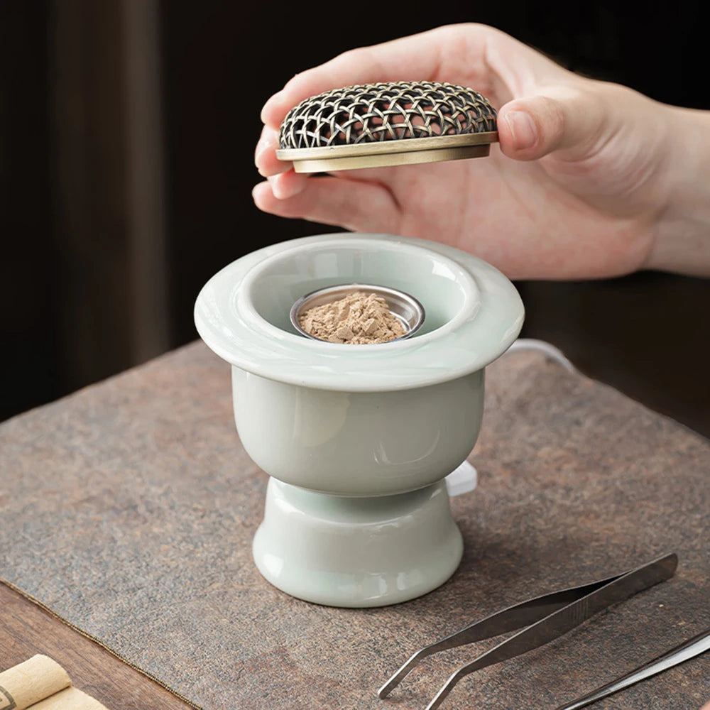 Brûle-parfum électrique en céramique Nesty - Dépose de poudre parfumée dans la coupelle, couvercle grillagé soulevé à la main