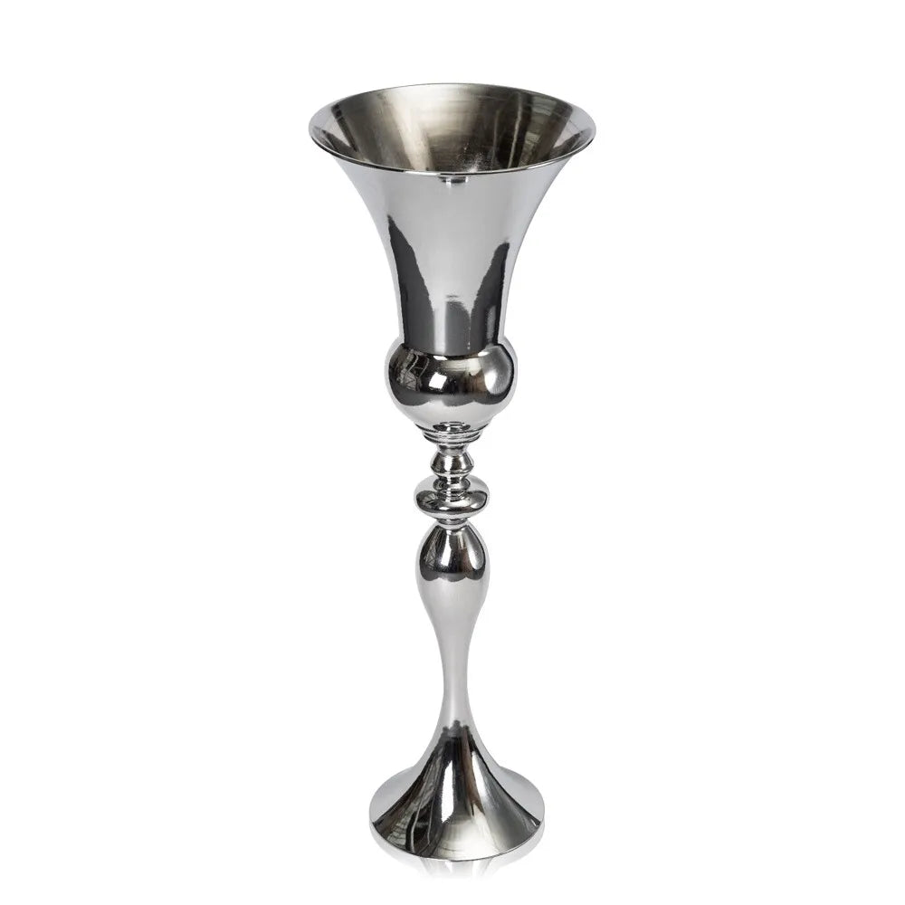 Vase en métal finition dorée, design élégant - Nesty - Vue de face du vase sur pied en métal argenté finition miroir, forme évasée sur tige sculptée, fond blanc