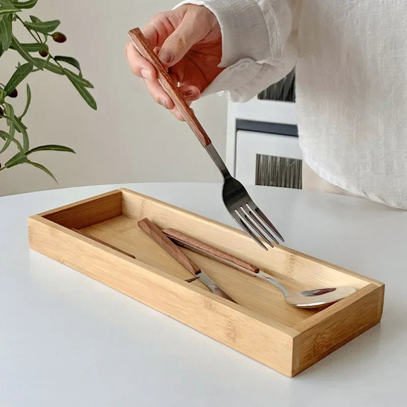 Plateau rectangulaire en bois à thé et service Nesty, plateau rectangulaire en bambou avec fourchette et cuillère à manche en bois tenues à la main