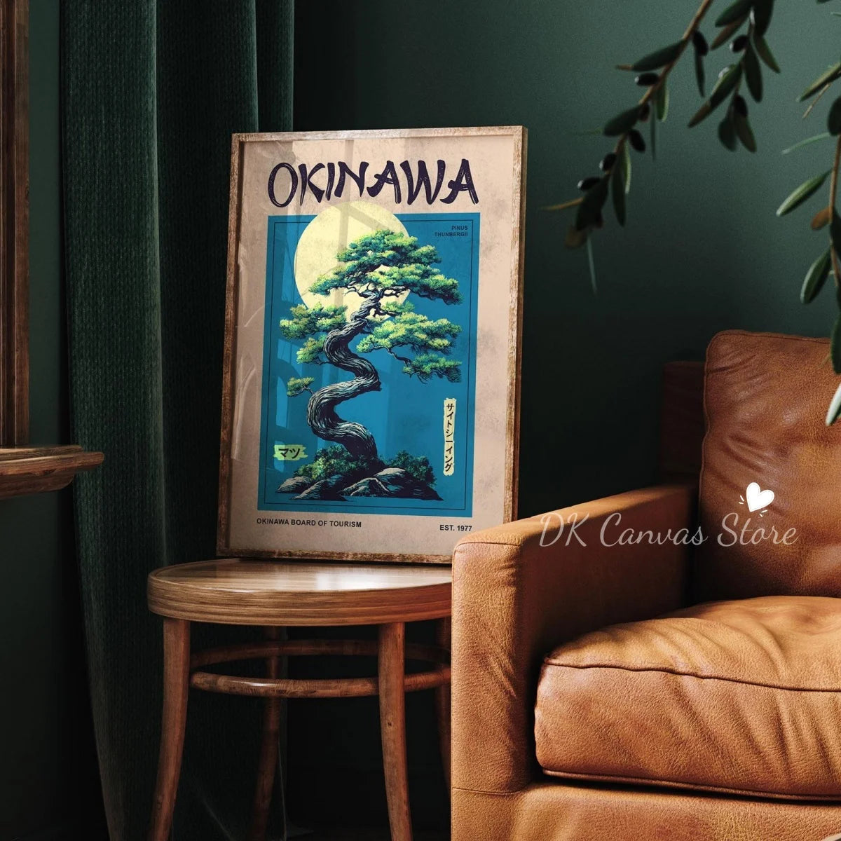 Toile murale illustrée — scène japonaise vintage - Nesty, affiche Okinawa au pin bonsaï bleu posée sur une table près d'un fauteuil en cuir cognac