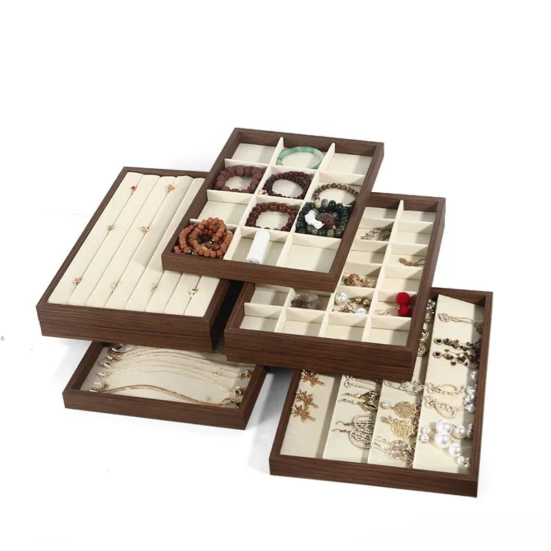 Plateau vide-poche en bois façon noyer Nesty - Quatre plateaux à compartiments différents avec bracelets, bagues et boucles d'oreilles