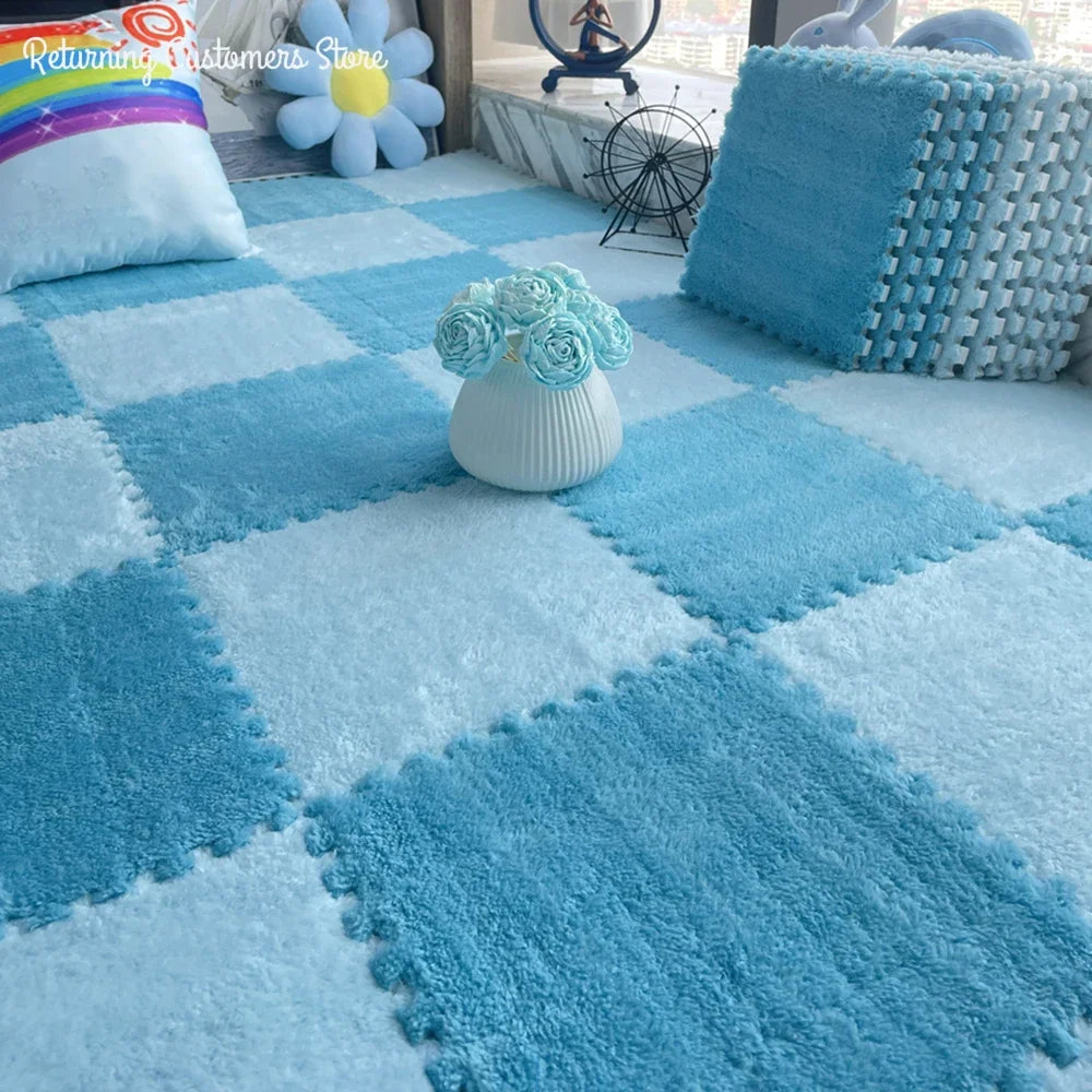 Tapis puzzle moelleux pour enfant — dalles à assembler - Nesty, dalles bleu chiné et blanc à bords festonnés, vase de fleurs bleues et coussins assortis