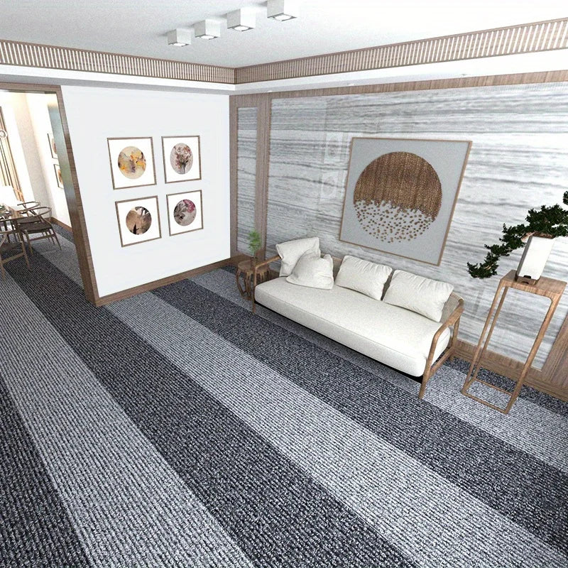 Tapis autocollant en rouleau — 40 cm - Nesty, rendu d'un salon habillé d'une moquette à larges bandes grises, canapé et cadres muraux
