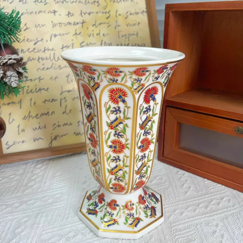 Vase en porcelaine, petit format sobre pour bureau Nesty, vase porcelaine blanc à motifs floraux rouges, bleus et dorés, col évasé octogonal, posé sur nappe brodée