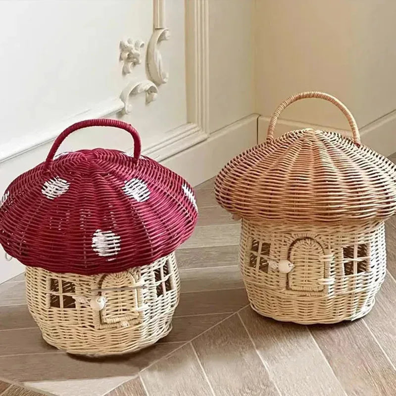 Panier tressé en bambou forme champignon Nesty - Deux coloris chapeau rouge à pois et chapeau naturel, avec porte et fenêtres ajourées