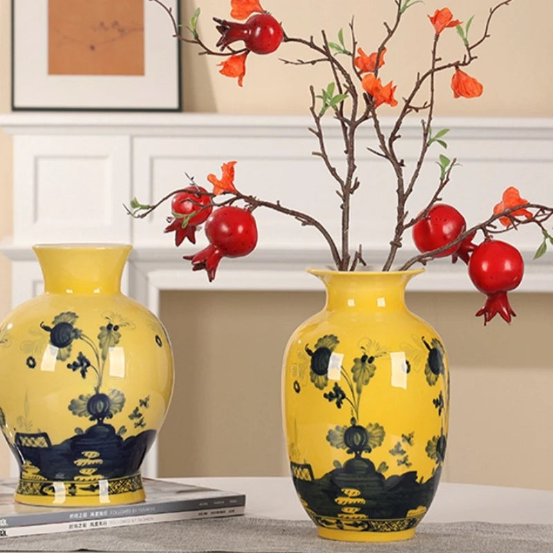 Vase en porcelaine peint à la main, motif bleu et blanc Nesty, deux vases jaunes à motifs floraux bleus garnis de branches de grenadier aux fruits rouges