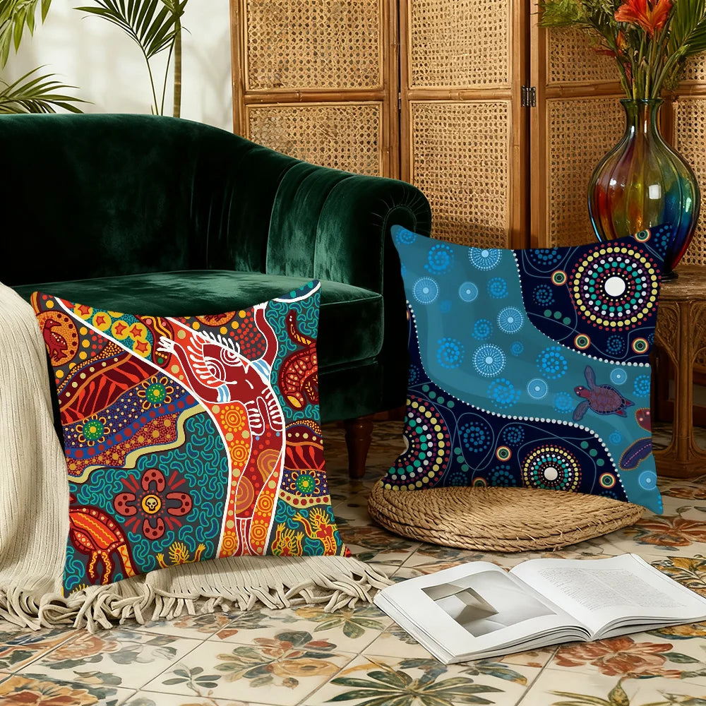 Housse de coussin à motifs ethniques, avec fermeture éclair Nesty, deux housses à motifs ethniques sur canapé vert, l'une posée sur un livre ouvert, paravent en rotin et vase en fond