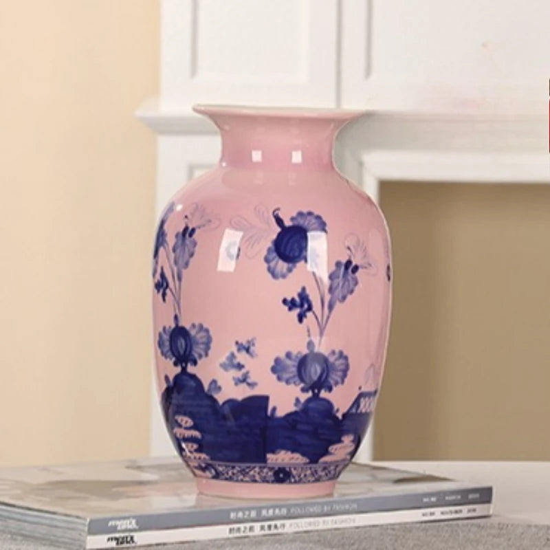 Vase en porcelaine peint à la main, motif bleu et blanc Nesty, vase rose pâle à motifs floraux bleus peints à la main, posé sur des magazines