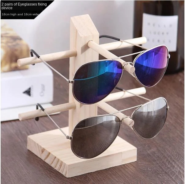 Présentoir à lunettes en bois à plusieurs niveaux Nesty, présentoir en bois clair à deux rangées garni de deux paires de lunettes de soleil