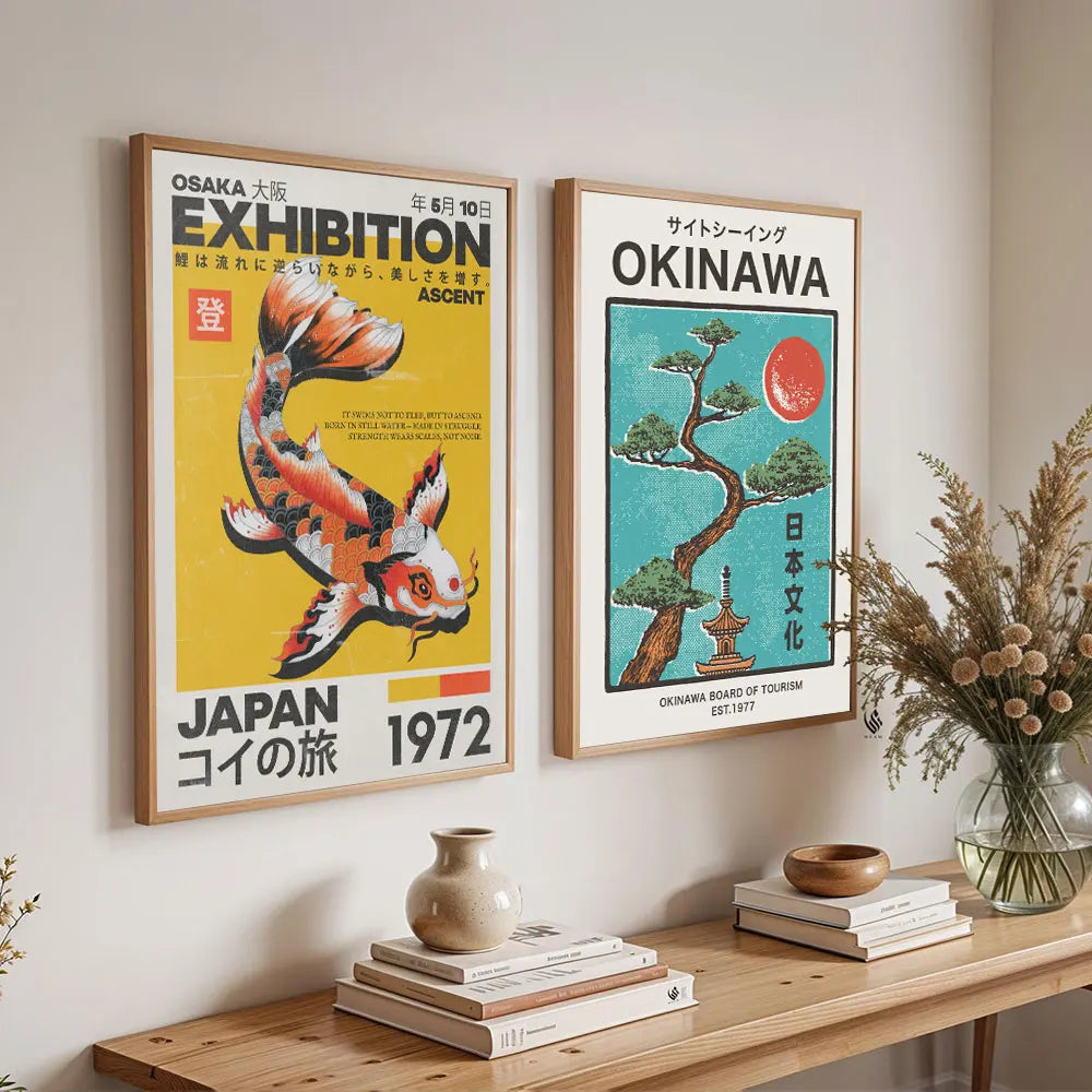 Toile murale illustrée — carpes koï et fleurs - Nesty, affiches Okinawa au bonsaï fond orange et Osaka à la carpe koï fond jaune, encadrées dans un salon