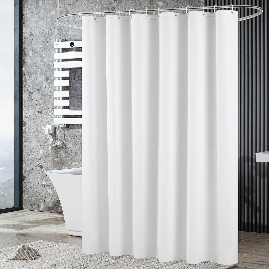 Rideau de douche opaque en PEVA Nesty - Installé sur tringle dans salle de bain en marbre gris, près d'une baignoire ovale