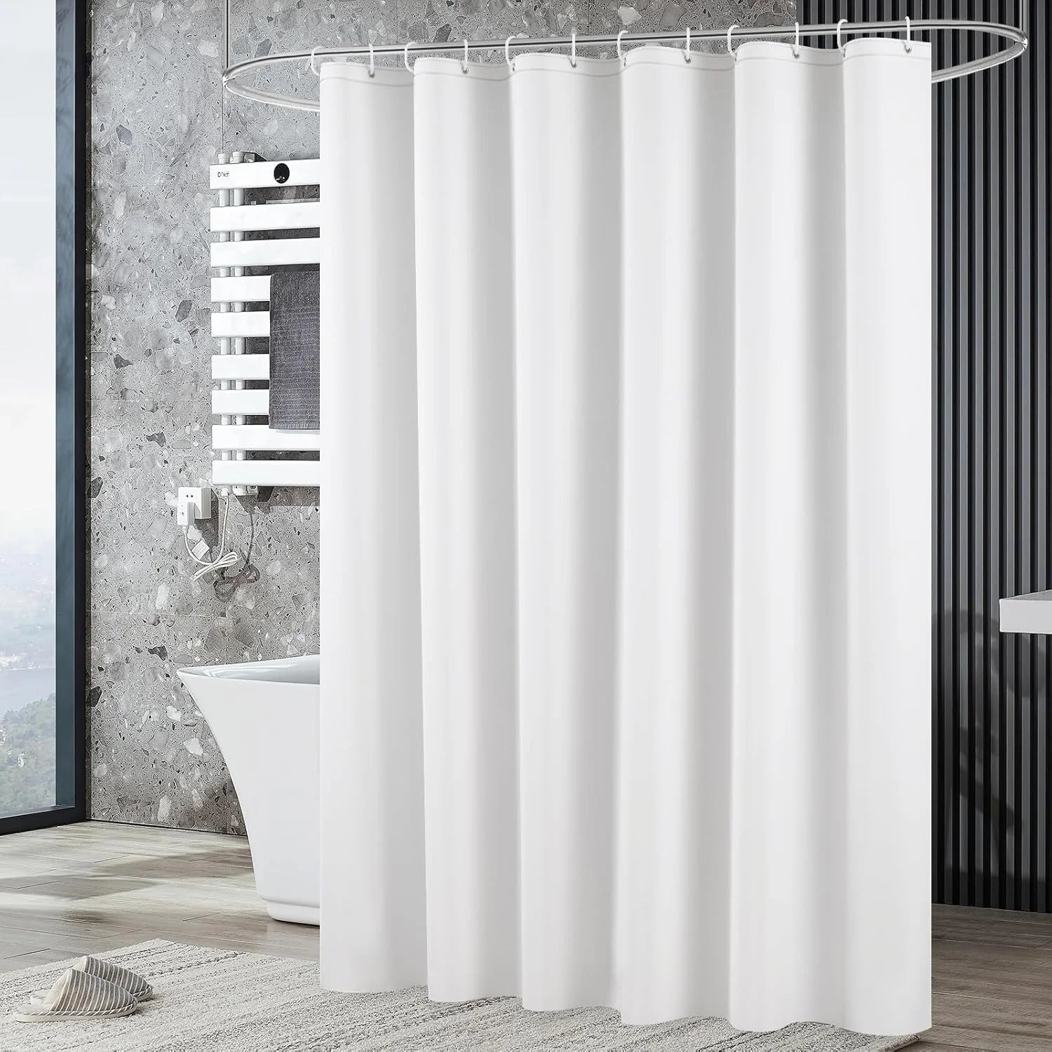 Rideau de douche opaque en PEVA Nesty - Installé sur tringle dans salle de bain en marbre gris, près d'une baignoire ovale