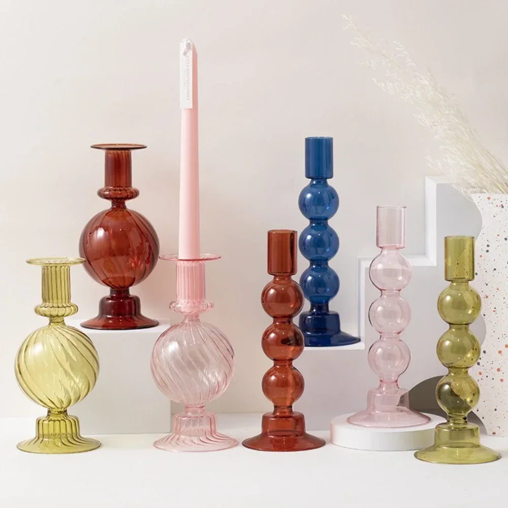 Bougeoir en verre coloré translucide Nesty - Modèles boule cannelée et perles empilées en rouge, jaune-vert, rose et bleu, avec bougie rose et branche séchée