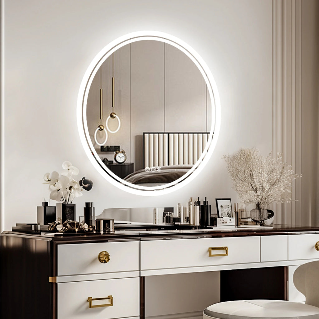 Miroir de salle de bain rond LED Nesty - Allumé au-dessus d'une coiffeuse, chambre avec suspensions dorées et lit capitonné