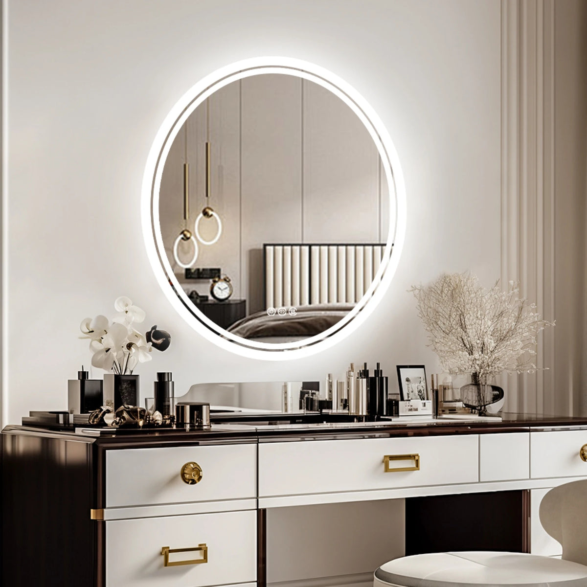 Miroir de salle de bain rond LED Nesty - Allumé au-dessus d'une coiffeuse, chambre avec suspensions dorées et lit capitonné