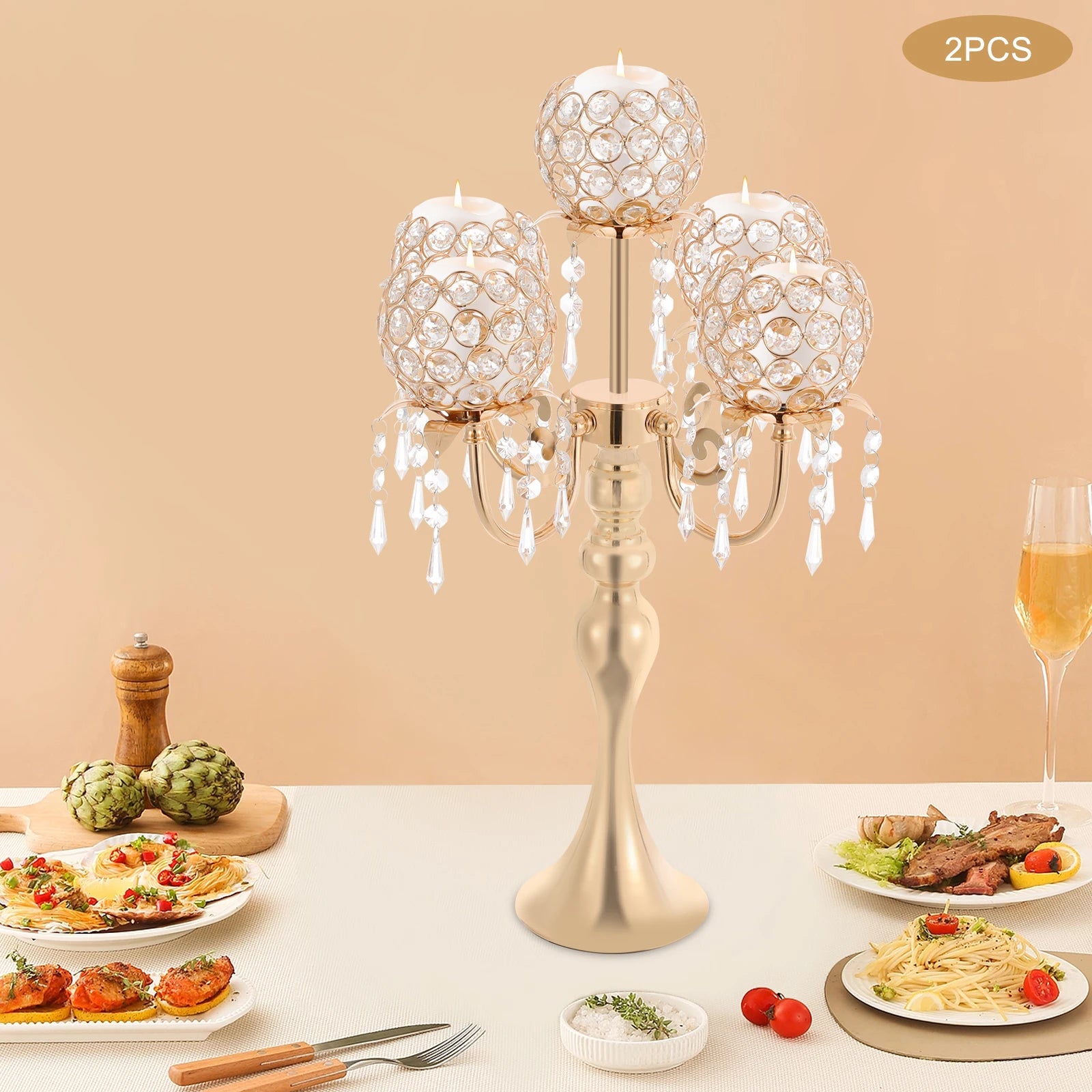 Bougeoir en verre Nesty - Candélabre doré à cinq branches avec globes en cristaux et bougies allumées, pendeloques scintillantes, lot de 2 pièces
