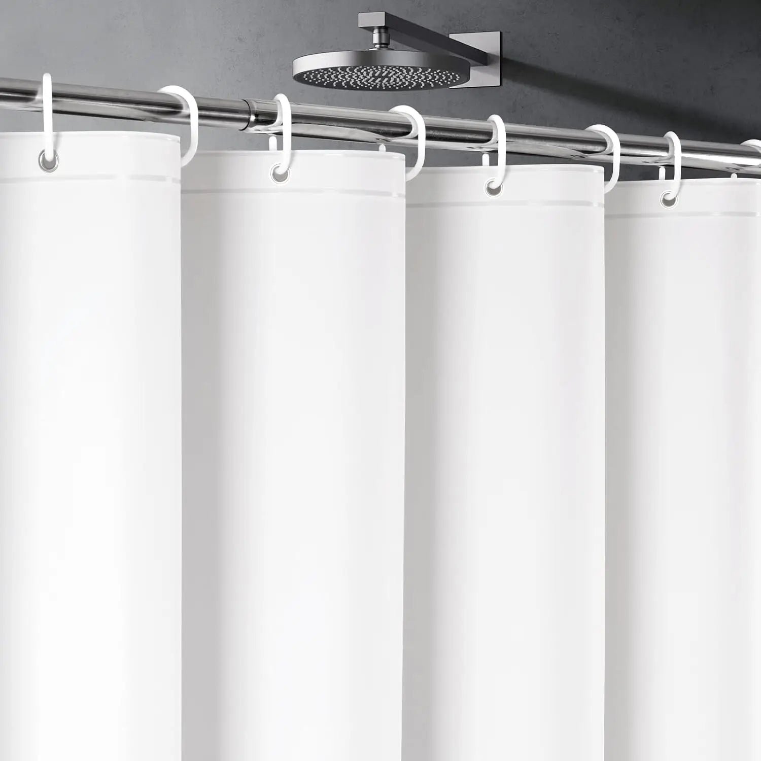Rideau de douche opaque en PEVA Nesty - Gros plan sur les anneaux métalliques accrochés à la tringle, sous une douche de pluie noire