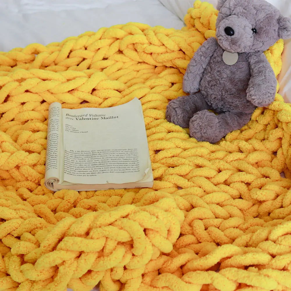 Plaid tout doux Nesty - Coloris jaune à grosses mailles, sur lit avec livre ouvert et peluche ours