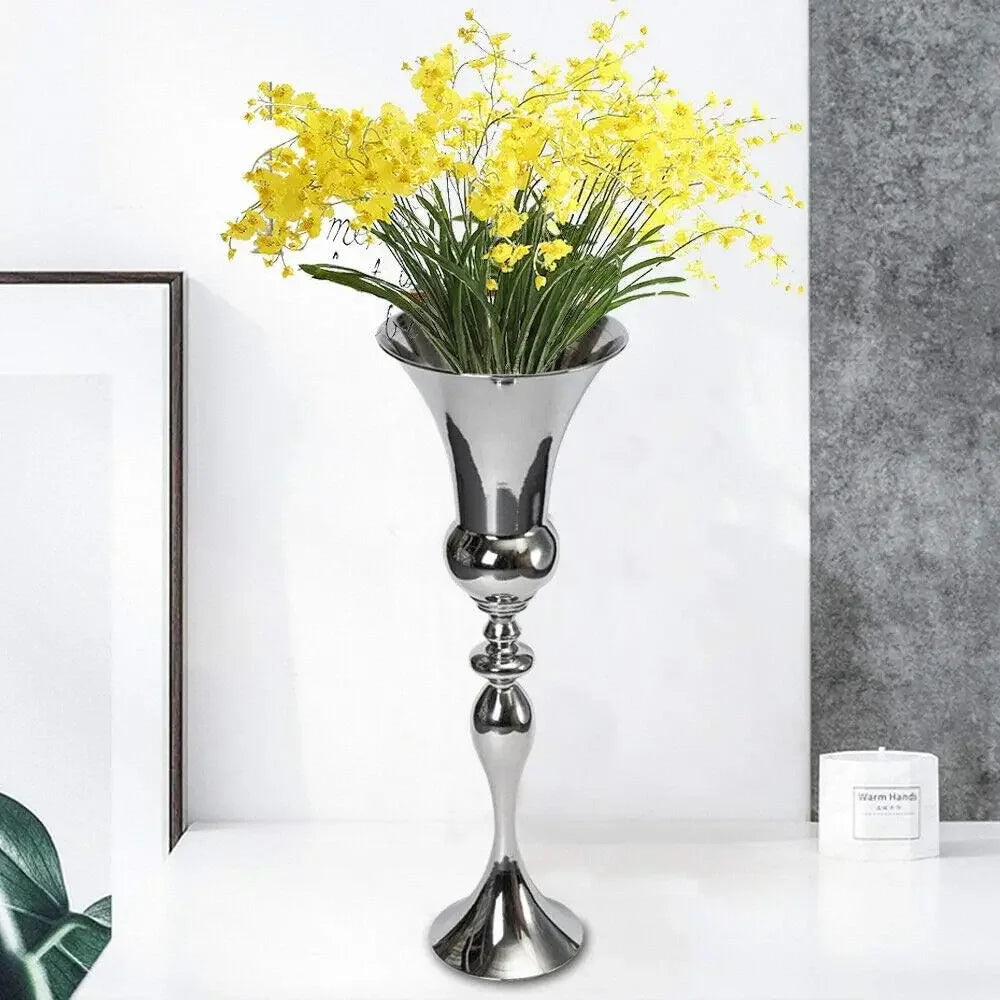 Grand vase sol en métal argenté Nesty - Avec fleurs d'orchidées jaunes, près d'un cadre et d'une bougie