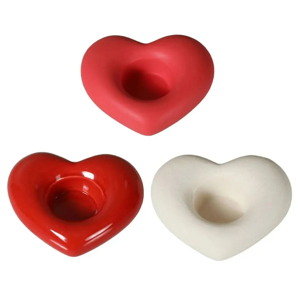 Bougeoir coeur en céramique Nesty - Trois finitions rouge mat, rouge brillant et blanc mat, sur fond blanc