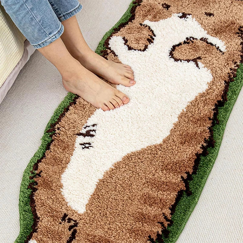 Tapis de chevet long illustré chat Nesty - Pour chambre d'enfant, vue rapprochée avec pieds posés sur le tapis