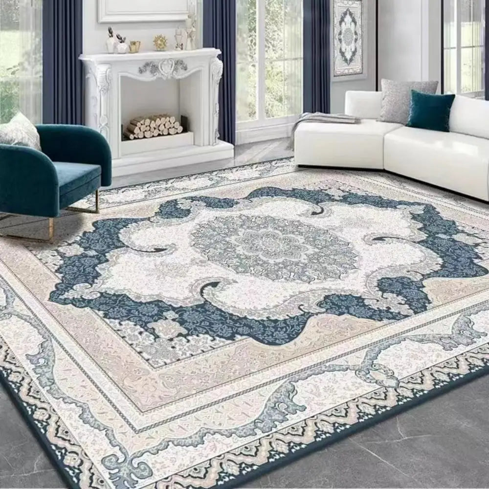 Tapis à motif inspiré des tapis persans - Nesty, motif médaillon floral bleu marine et gris dans un salon avec cheminée blanche et fauteuil bleu canard