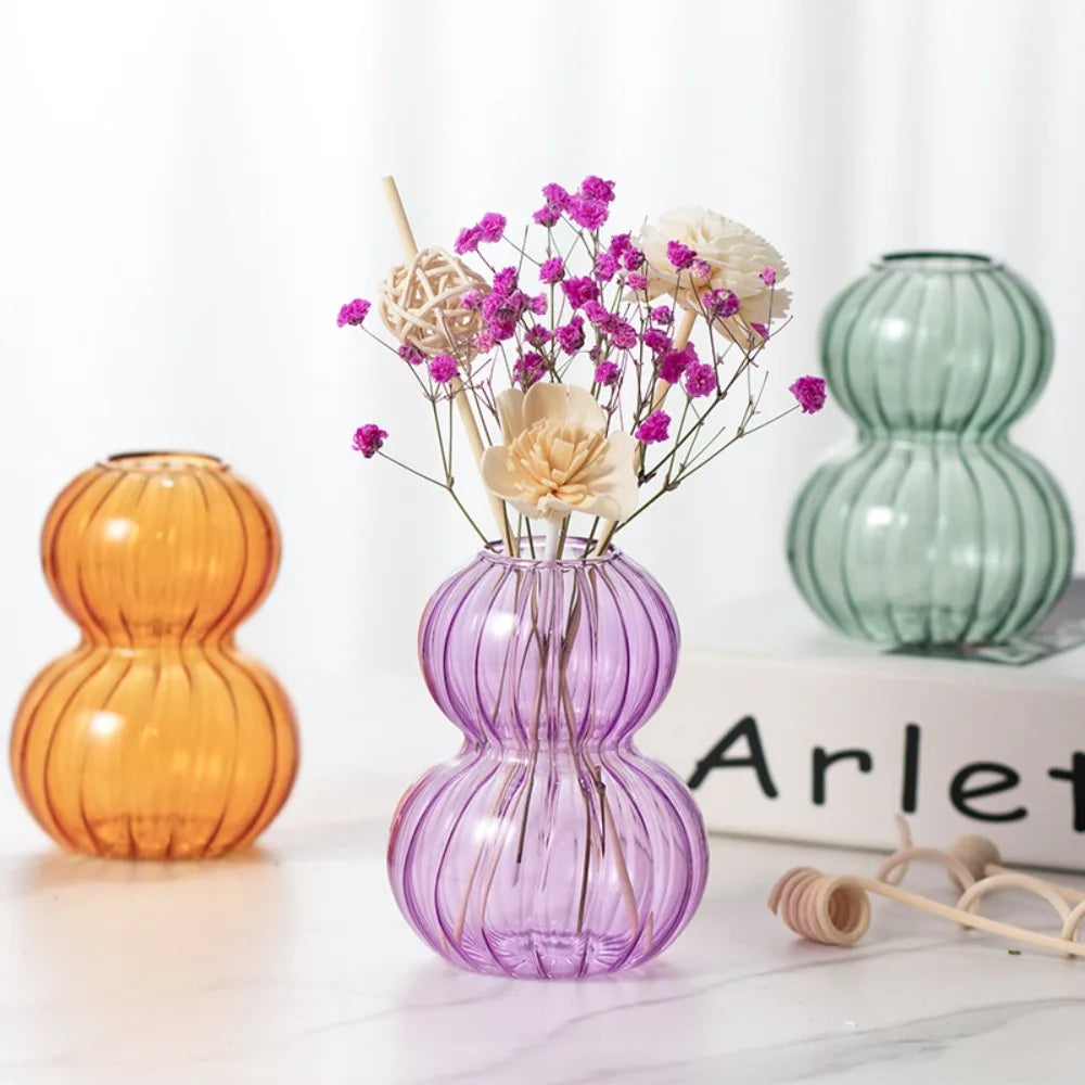 Vase en verre forme calebasse, rayures verticales - Nesty - Coloris violet au premier plan avec fleurs stabilisées, coloris ambre et vert sauge en arrière-plan