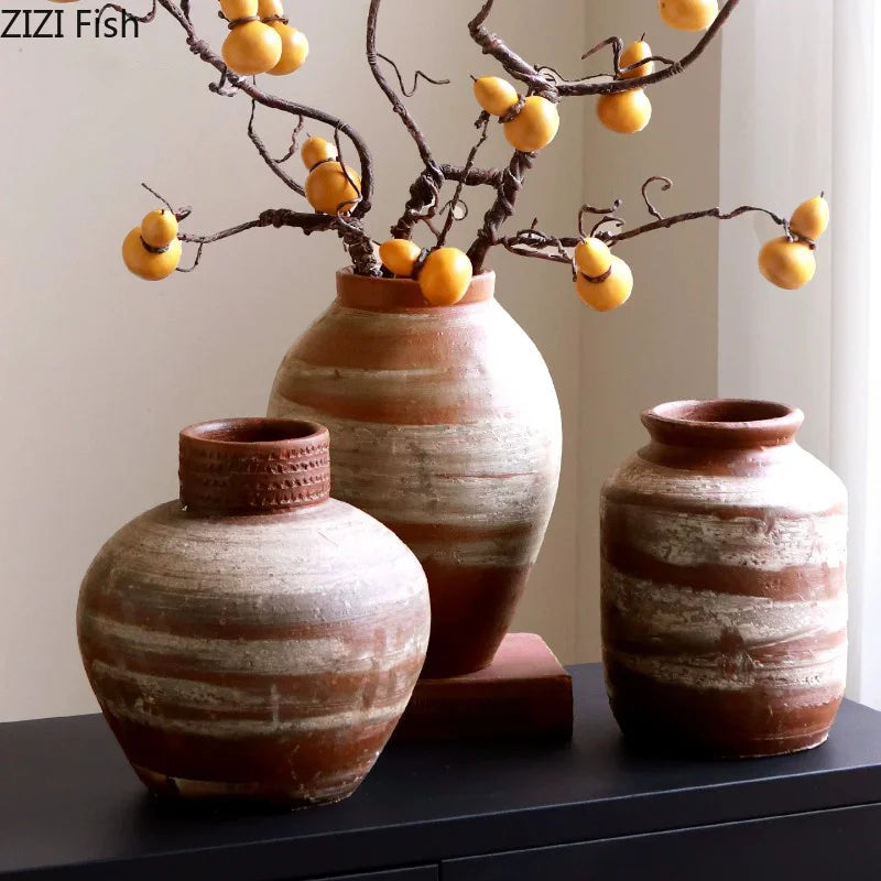 Vase en céramique strié, esprit wabi-sabi rétro Nesty, trois tailles en terre cuite striée garnies de branches à fruits jaunes décoratifs, sur meuble noir
