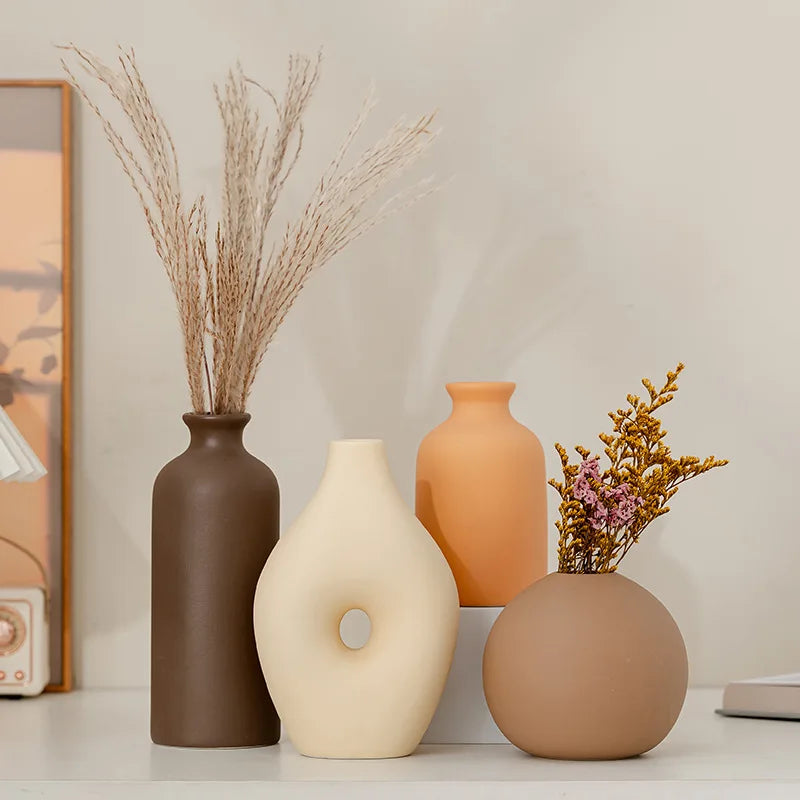 Vase en céramique blanc, style nordique minimaliste Nesty, quatre vases mats de couleurs différentes, marron, crème ajouré, orange et taupe, garnis de graminées et fleurs séchées