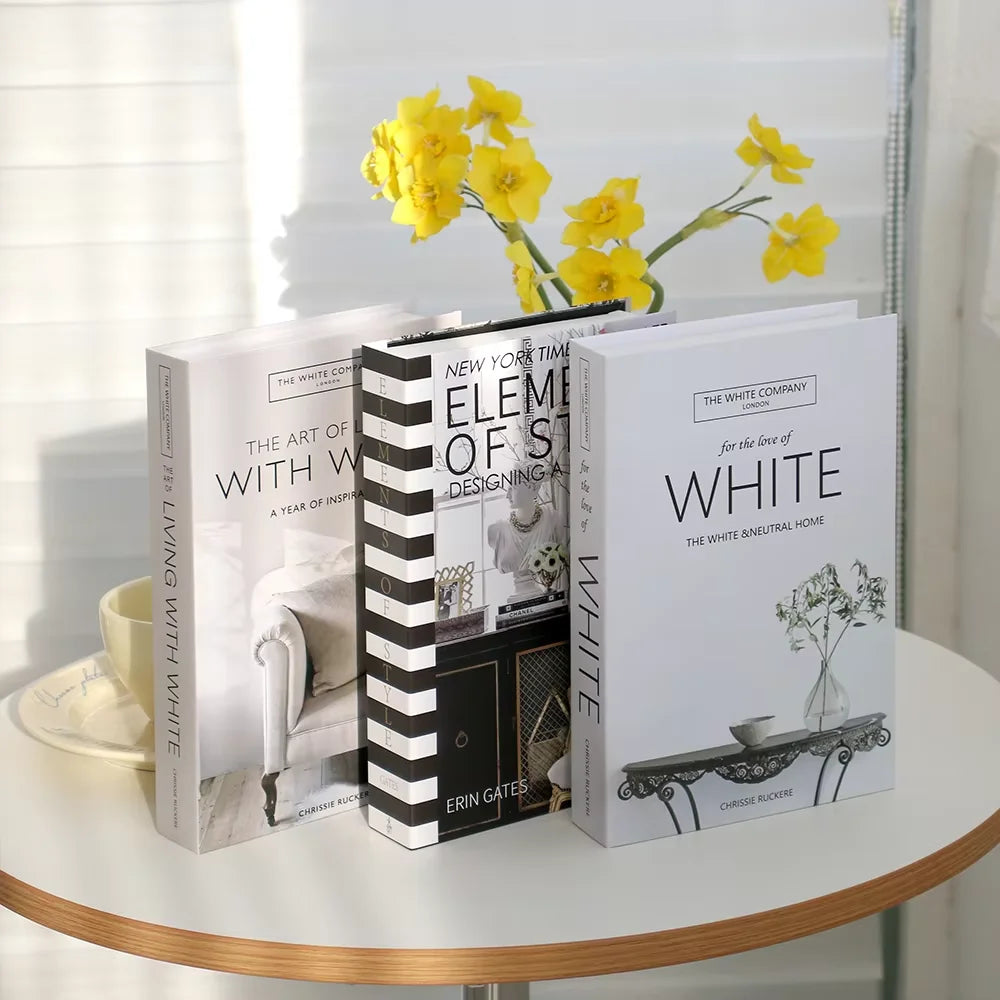 Faux livres décoratifs Nesty - Trois modèles empilés avec fleurs jaunes