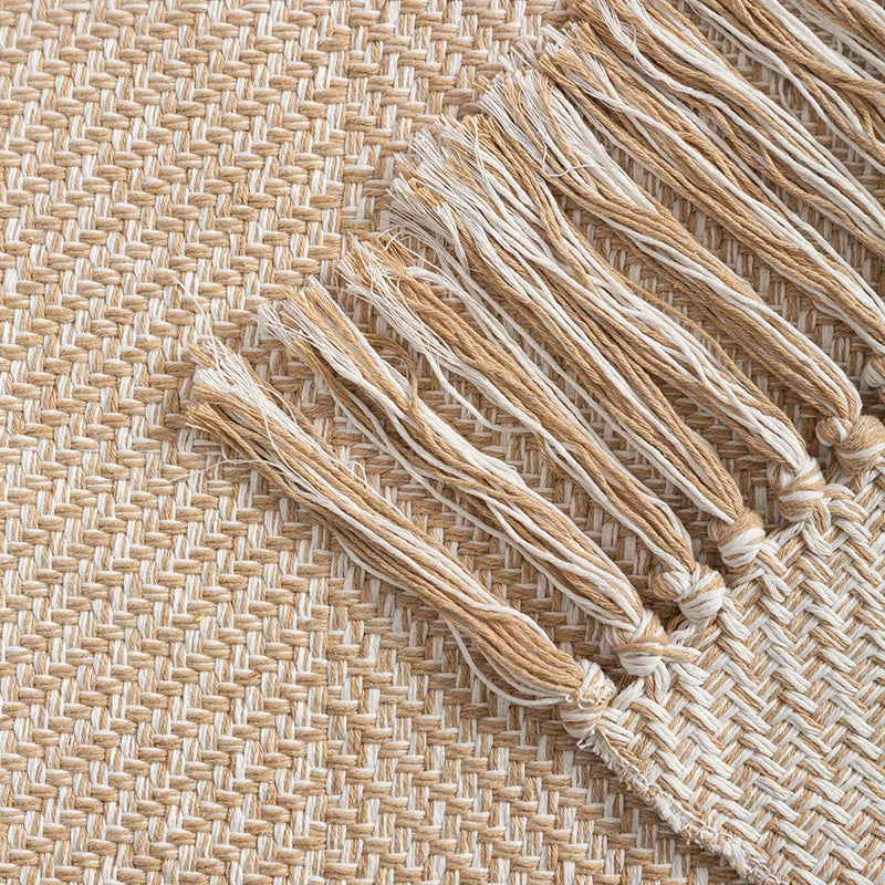 Tapis tressé en coton et lin — franges - Nesty, gros plan sur la texture tressée et les nœuds des franges