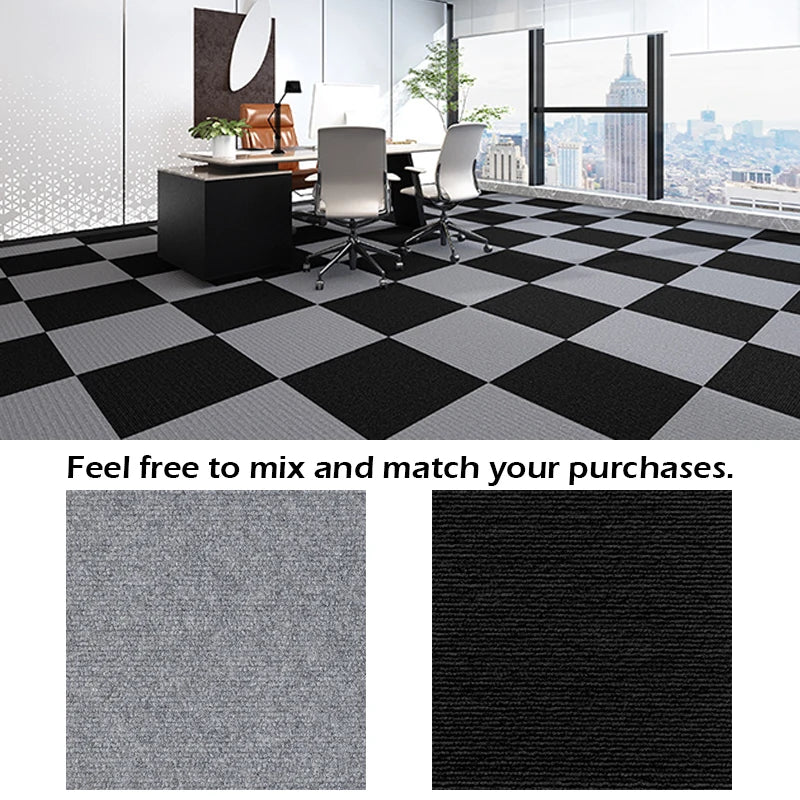 Dalles de moquette autocollantes 30x30 cm - Nesty, damier noir et gris dans un bureau avec vue sur gratte-ciel, coloris en gros plan