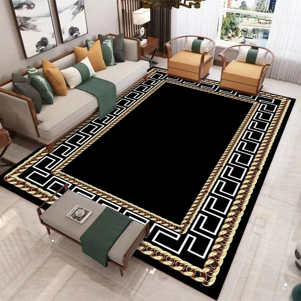 Tapis géométrique scandinave Nesty - Plusieurs formats, tapis rectangulaire noir à bordure façon chaîne dorée et motif grec blanc, dans un salon avec fauteuils en bois et coussins verts et moutarde