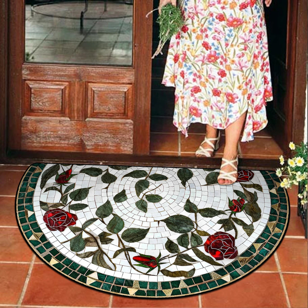 Tapis d'entrée semi-circulaire à motif floral Nesty - Imprimé mosaïque roses rouges, avec une personne en robe fleurie