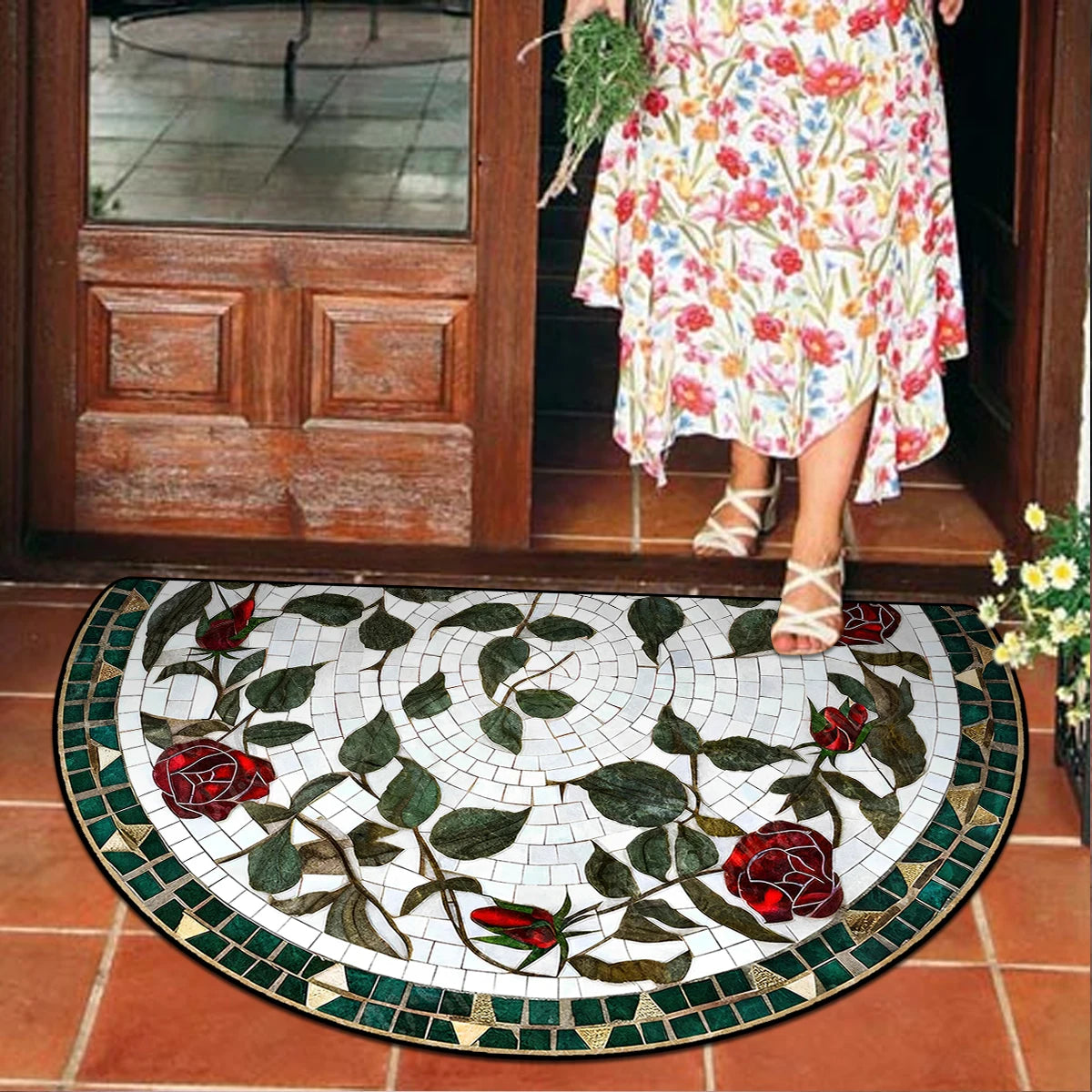 Tapis d'entrée semi-circulaire à motif floral Nesty - Imprimé mosaïque roses rouges, avec une personne en robe fleurie