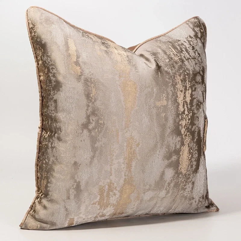 Housse de coussin jacquard, plusieurs formats et coloris Nesty, housse de coussin jacquard motif abstrait doré et taupe, bordure beige, posée de biais sur fond blanc