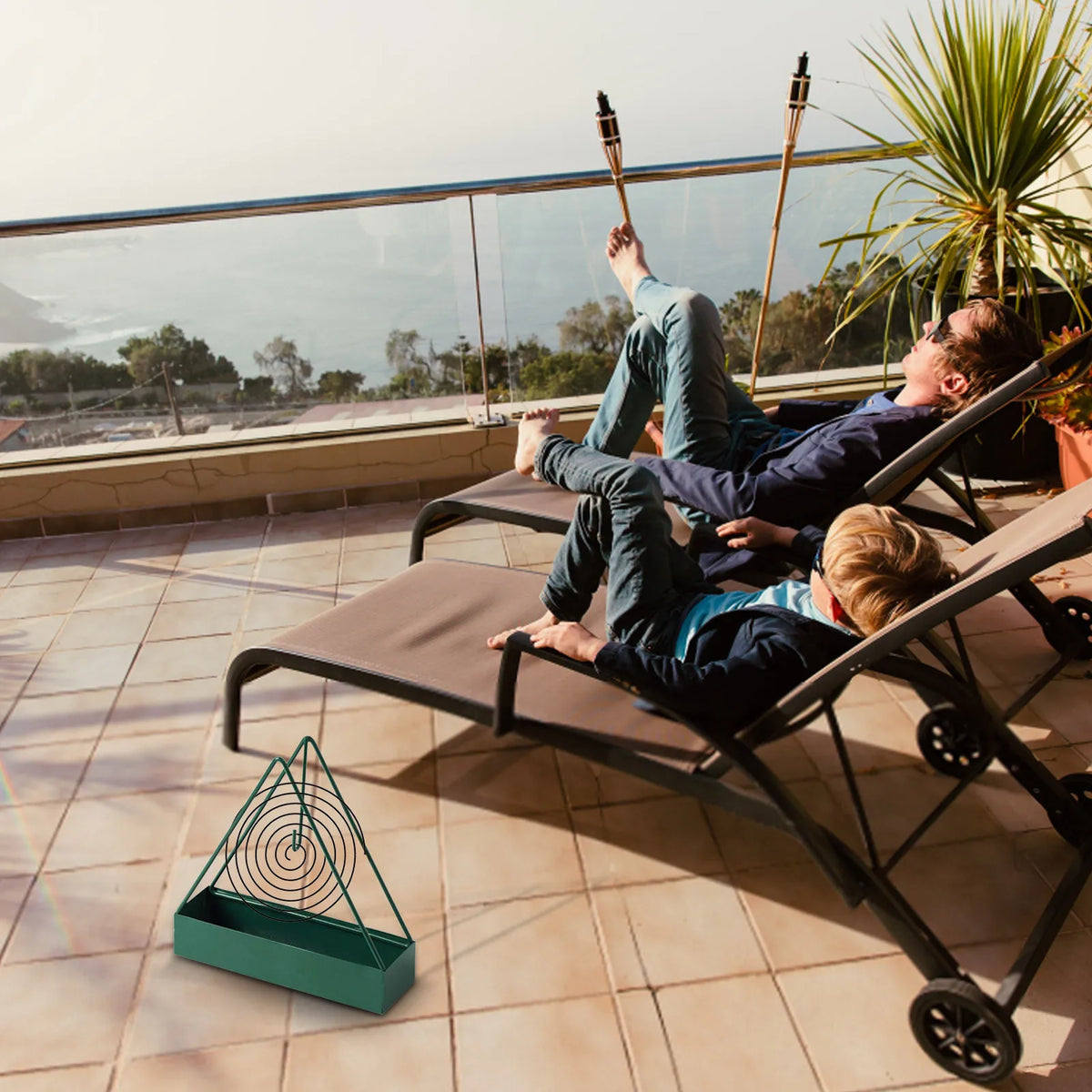 Porte-encens en inox Nesty - Coloris vert, en extérieur sur une terrasse