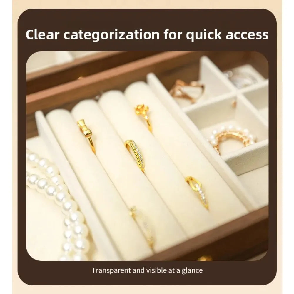 Boîte à bijoux grand format façon bois Nesty - Gros plan sur les compartiments à bagues (texte en anglais 'Clear categorization')