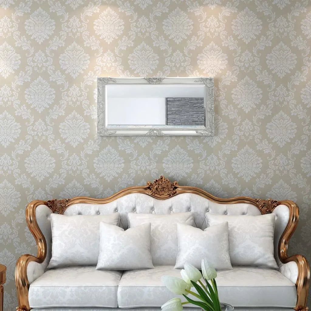 Miroir mural baroque Nesty - Accroché à l'horizontale au-dessus d'un canapé capitonné, papier peint à motifs damassés