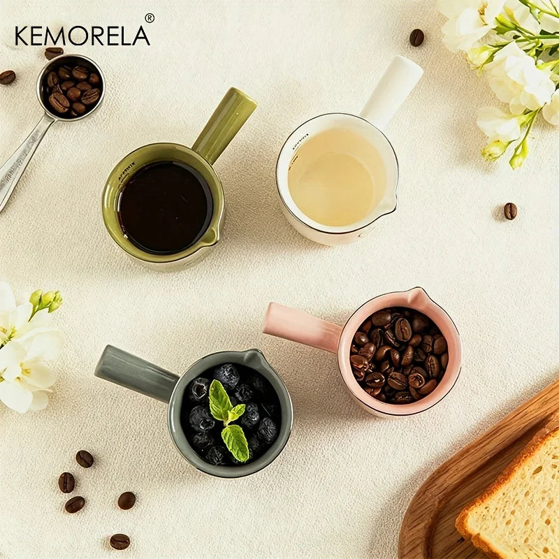 Tasse à mesure en céramique graduée, 90ml Nesty, quatre tasses garnies différemment, café noir, thé clair, myrtilles et grains de café, vue de dessus
