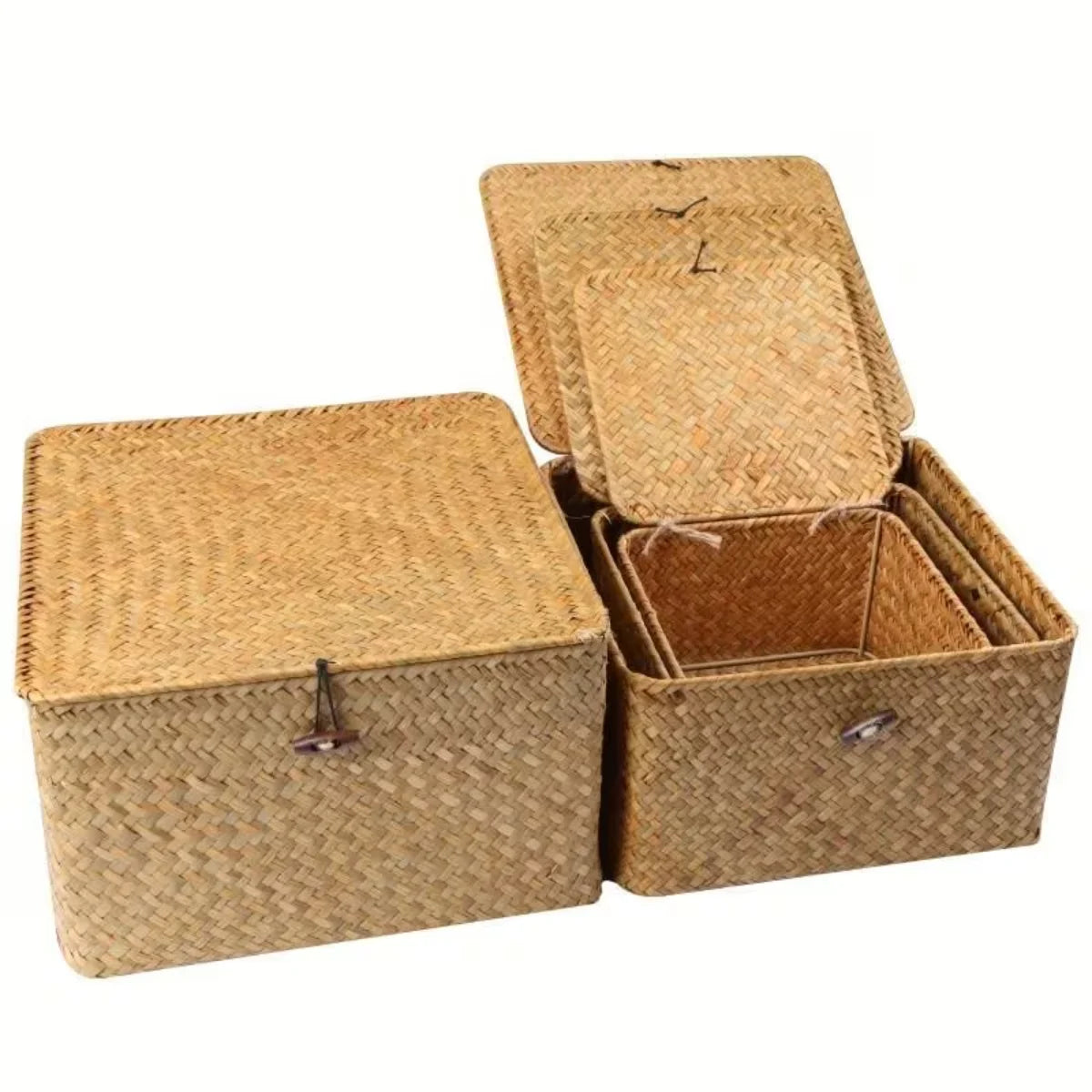 Lot de 4 boîtes tressées en jonc de mer Nesty - Boîtes gigognes ouvertes montrant l'emboîtement et les couvercles soulevés