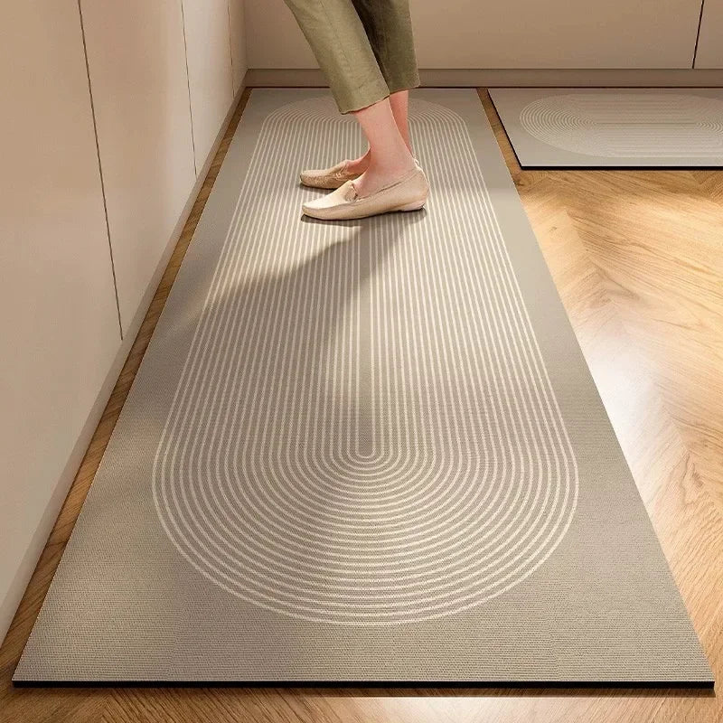Tapis de cuisine en diatomée — disponible en lot - Nesty, variante à bordure unie gris et blanc, pieds visibles, autre tapis assorti en arrière-plan