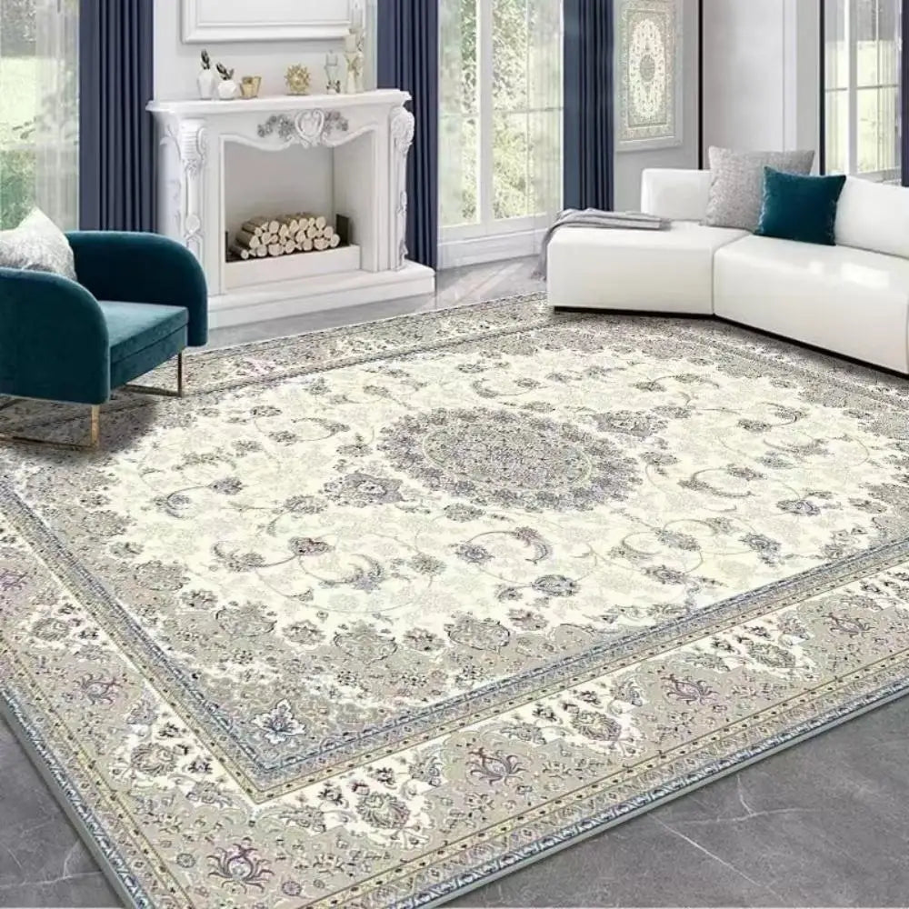 Tapis à motif inspiré des tapis persans - Nesty, motif floral gris et bleu sur fond ivoire dans un salon avec cheminée blanche