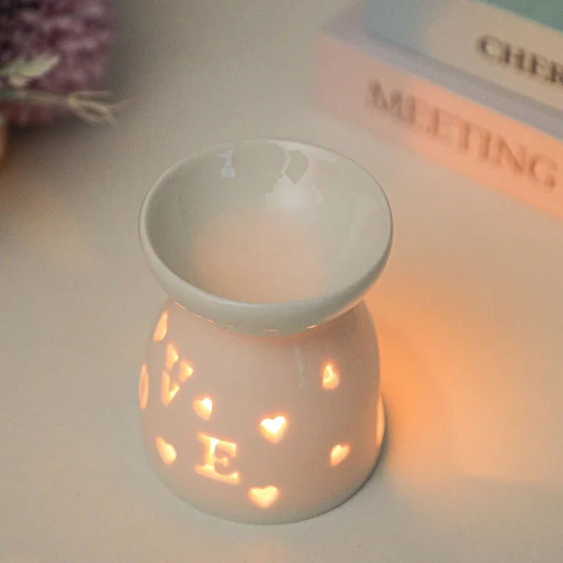 Brûle-encens en céramique blanche Nesty - Modèle à motif LOVE et coeurs ajourés, vue de dessus