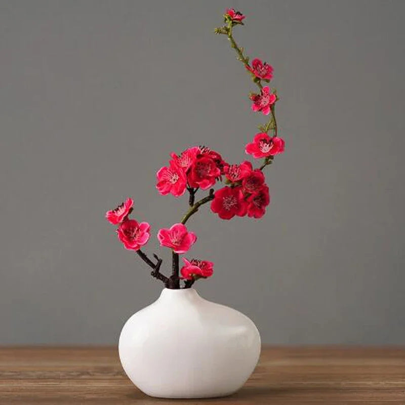 Vase en céramique blanche Nesty - Forme galet unie avec branche de fleurs de prunier roses