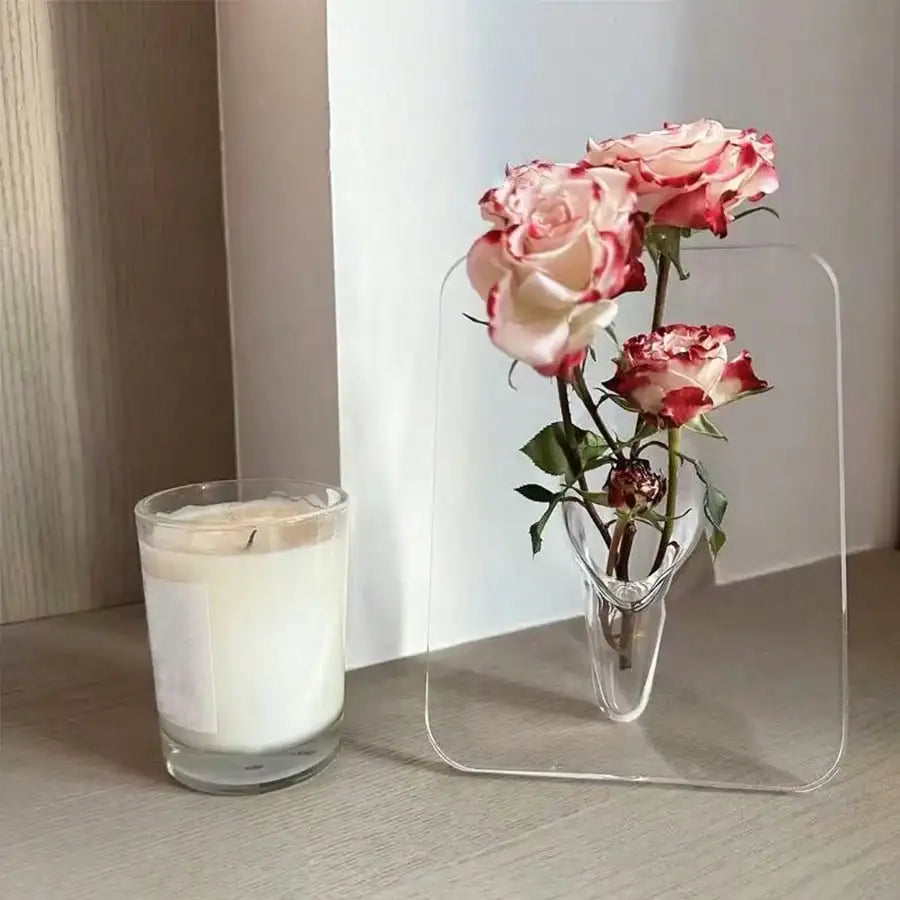Vase cadre en acrylique transparent Nesty - Roses bicolores rouge et blanc, bougie à côté