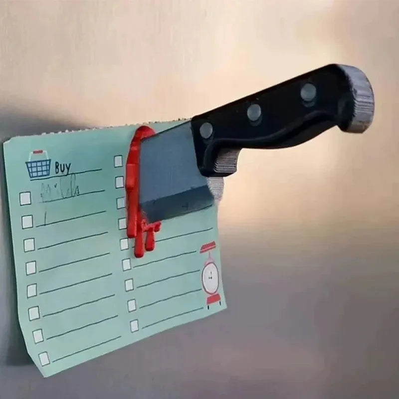 Magnet de frigo couteau en relief Nesty - Modèle couteau avec effet sang, tenant une liste
