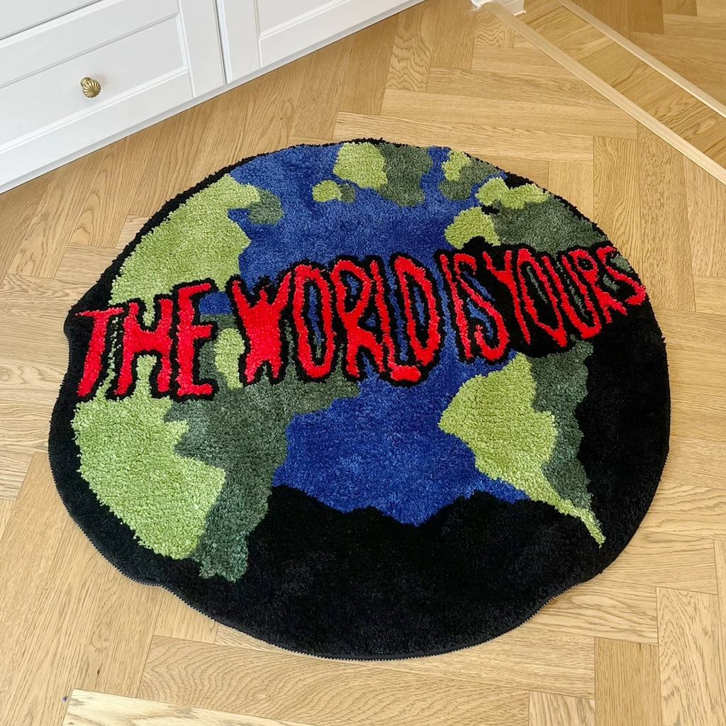 Tapis rond en acrylique — motif animalier - Nesty, posé sur un parquet devant un meuble blanc à poignées dorées et une affiche encadrée