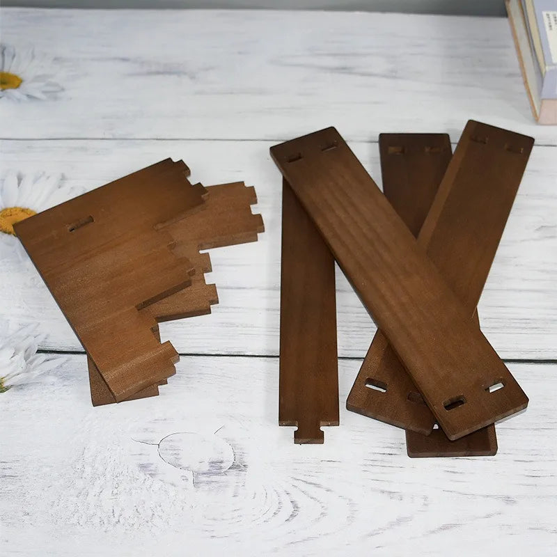 Présentoir à bijoux en bois à plusieurs niveaux Nesty, éléments en bois démontés du présentoir, empilés sur une table