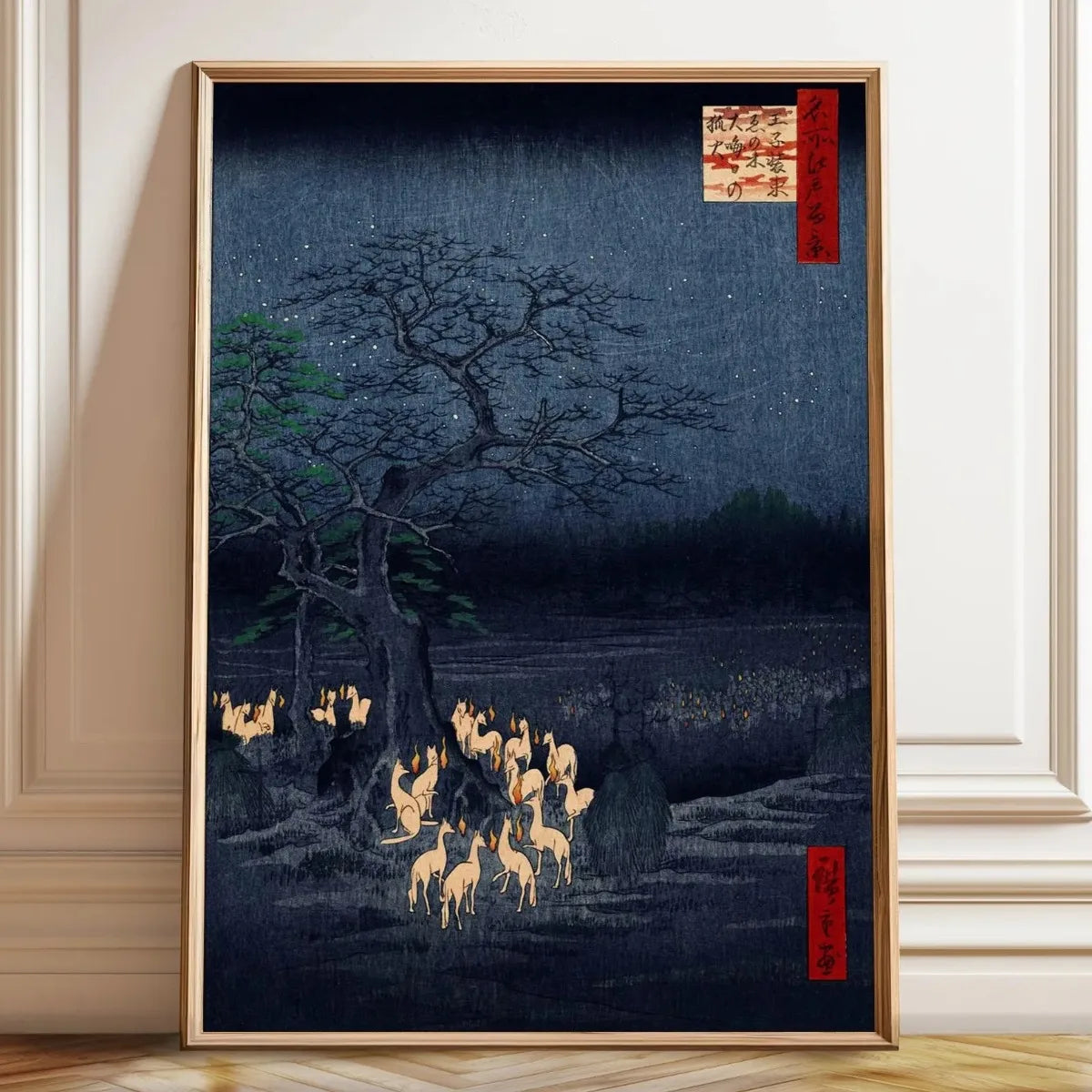 Toile imprimée renard japonais Nesty - Affiche encadrée en bois clair, renards blancs lumineux sous un arbre nocturne